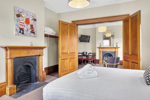 Cromwell Apartment - 3 Red Doors Battery Point - Dalby Accommodation 3