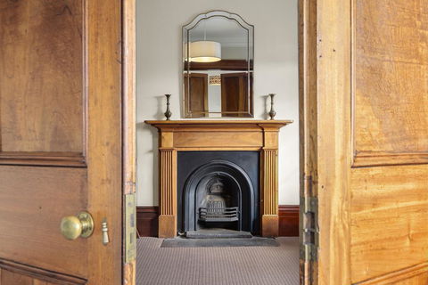 Cromwell Apartment - 3 Red Doors Battery Point - Dalby Accommodation 2