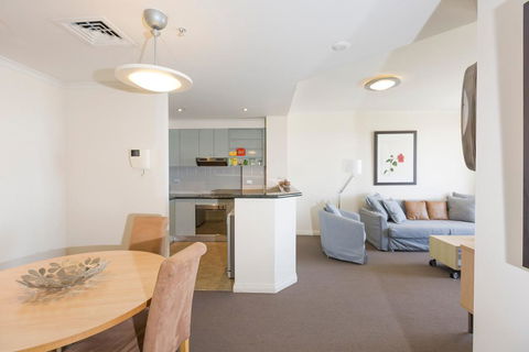 Darling Harbour Executive - Dalby Accommodation 1