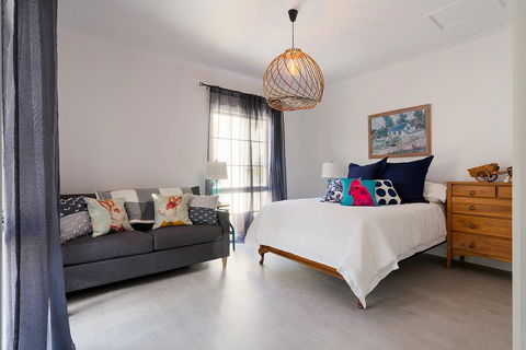 Designer Town Villa - Dalby Accommodation 3