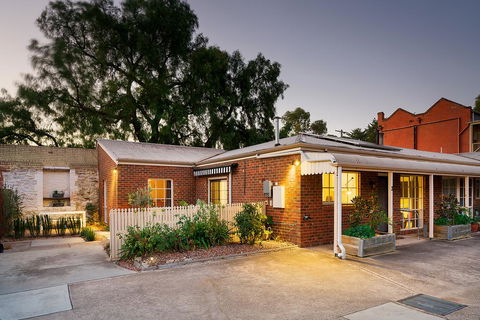 Designer Town Villa - Dalby Accommodation 2