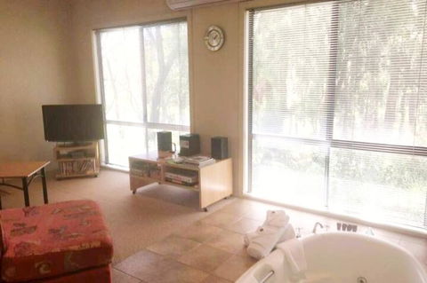 Do You Have To Self Isolate Do It In Peace & Tranquility - Dalby Accommodation 1