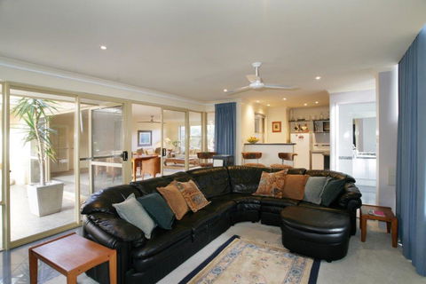 Dolphin 3 Bedroom House By Shoalwater Executive Homes - Dalby Accommodation 0