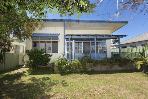 DOUGLAS COTTAGE FORSTER - Dalby Accommodation 0