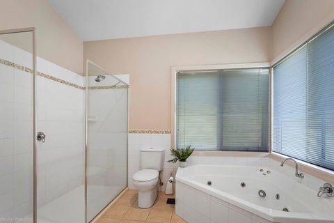 DRIFTWOOD VILLA - Free Wifi, Walk To Beach - Dalby Accommodation 2