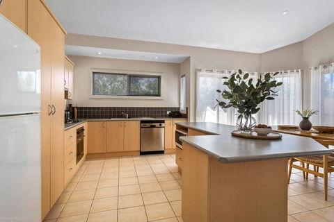 DRIFTWOOD VILLA - Free Wifi, Walk To Beach - Dalby Accommodation 3