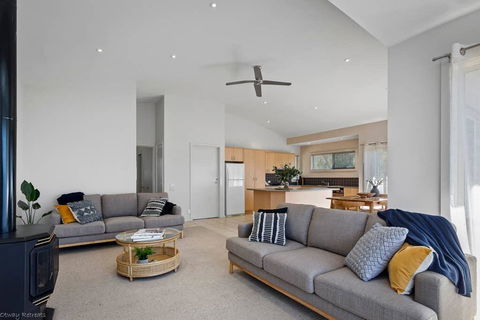 DRIFTWOOD VILLA - Free Wifi, Walk To Beach - Dalby Accommodation 1