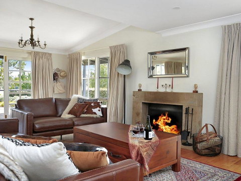 Duncraig House - Open Fireplace, Spa, Pet Friendly - Dalby Accommodation 1
