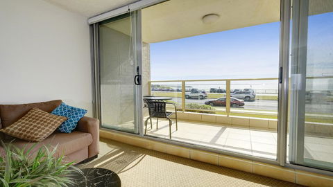 Ebbtide 2 - On Main Beach! - Dalby Accommodation 2