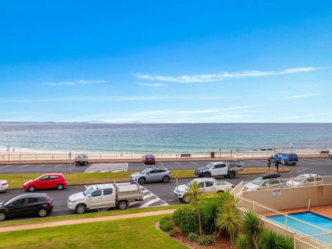 Ebbtide 6 - Opposite Main Beach - Dalby Accommodation 1