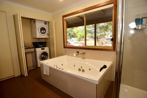 Ellimata Holiday Cottage - Dalby Accommodation 2
