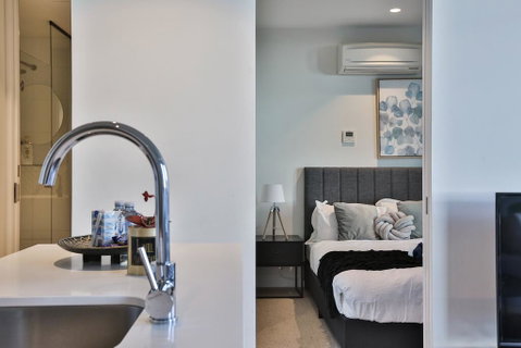 EQ TOWER Melbourne CBD APT - Dalby Accommodation 1