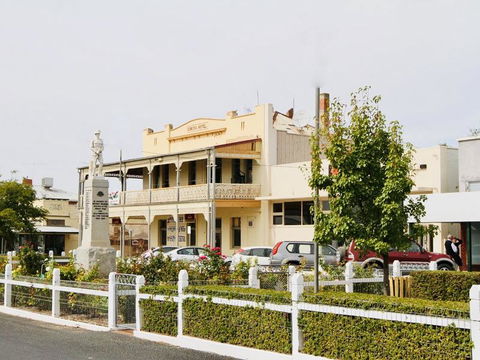 Eureka Hotel / Rainbow Brewery - Dalby Accommodation 0