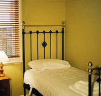 Eyre House - Dalby Accommodation