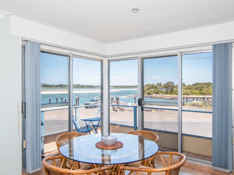 Fairholme 8, Perfect Lakefront Position - Dalby Accommodation 3