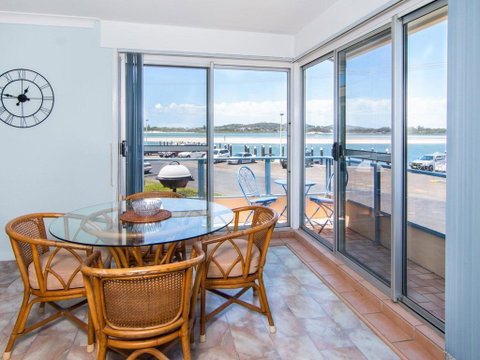 Fairholme 8, Perfect Lakefront Position - Dalby Accommodation 0
