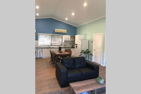 FAIRVIEW COTTAGE 25B - Waterfront Accommodation - Dalby Accommodation 3