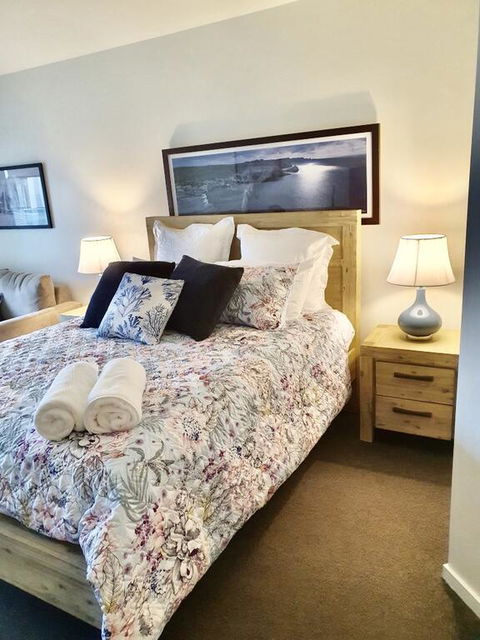 FAMILY ISLAND GETAWAY - BEACHFRONT APARTMENT - Dalby Accommodation 3