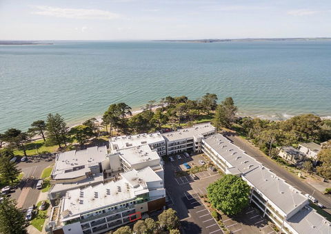FAMILY ISLAND GETAWAY - BEACHFRONT APARTMENT - Dalby Accommodation 0