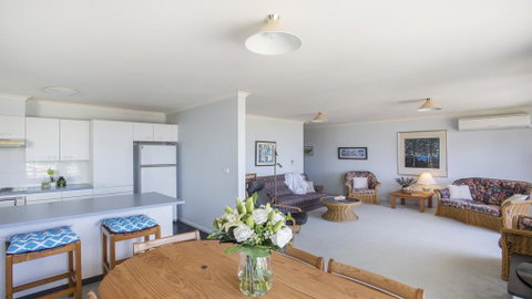 Fathoms 17 - Mollymook ALL LINEN PROVIDED - Dalby Accommodation 1