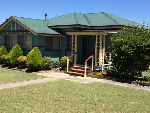 FROGGIES HOLIDAY HOUSE - Dalby Accommodation 0