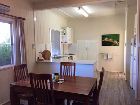FROGGIES HOLIDAY HOUSE - Dalby Accommodation 3
