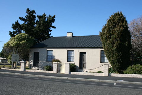 Gaol House Cottages - Dalby Accommodation 1