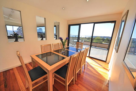 Georges Bay Luxury - Dalby Accommodation 2