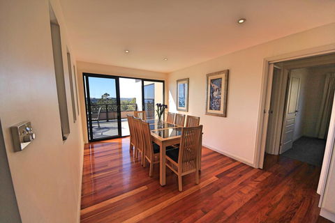 Georges Bay Luxury - Dalby Accommodation 3