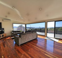 Georges Bay Luxury - Dalby Accommodation