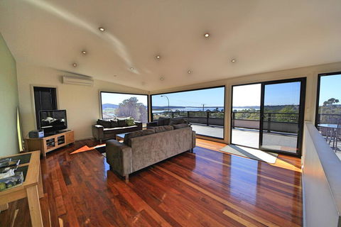 Georges Bay Luxury - Dalby Accommodation 0