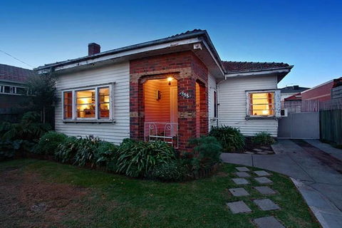 GIRLS ONLY. Large Bedroom With KING Bed, Close To Everything - Dalby Accommodation 2