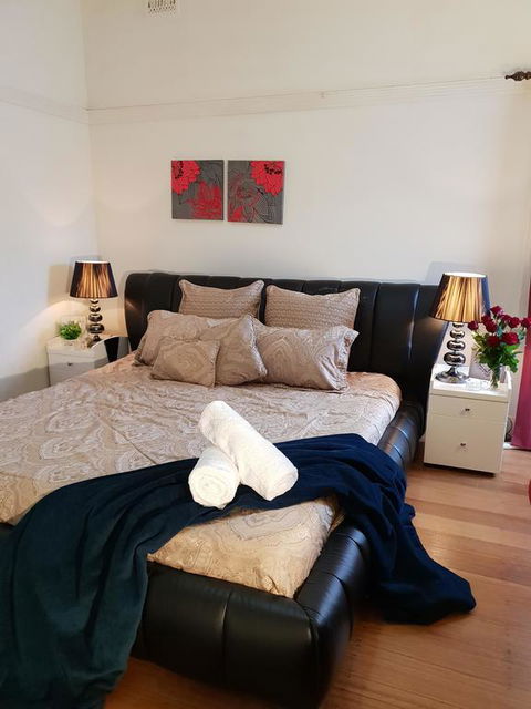 GIRLS ONLY. Large Bedroom With KING Bed, Close To Everything - Dalby Accommodation 0