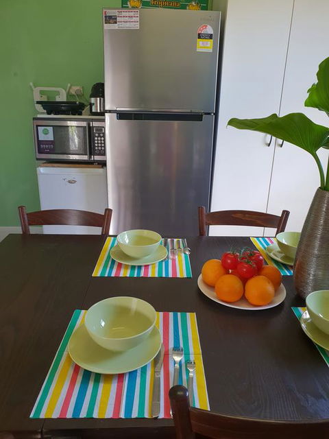 GIRLS ONLY. Large Bedroom With KING Bed, Close To Everything - Dalby Accommodation 3