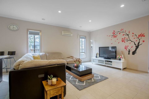 Gorgeous 4BR Home In Point Cook - Dalby Accommodation 0