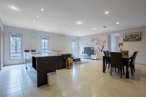 Gorgeous 4BR Home In Point Cook - Dalby Accommodation 3