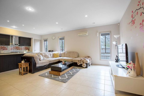 Gorgeous 4BR Home In Point Cook - Dalby Accommodation 1