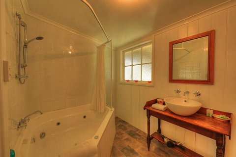 Grace's Spa Cottage - Dalby Accommodation 3