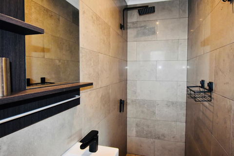 Grey Brick Apartment - Dalby Accommodation 2