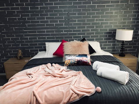 Grey Brick Apartment - Dalby Accommodation 1