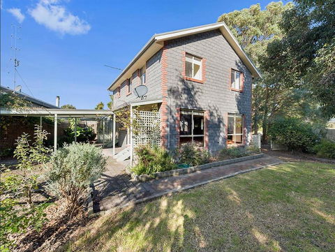 GUMS & ROSES - Family Home In The Heart Of Town. - Dalby Accommodation 1