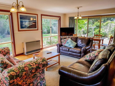 GUMS & ROSES - Family Home In The Heart Of Town. - Dalby Accommodation 0