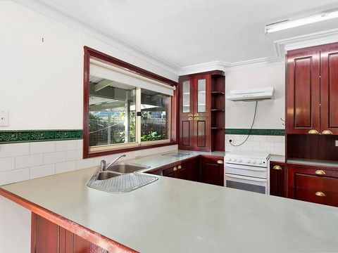 GUMS & ROSES - Family Home In The Heart Of Town. - Dalby Accommodation 3
