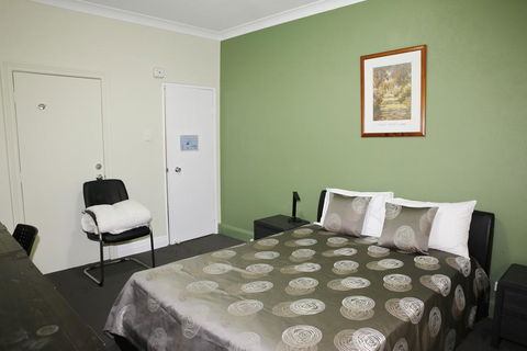 Hampton Court Apartments - Dalby Accommodation 1