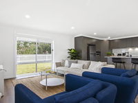Heartland and Burrows - 450m to beach