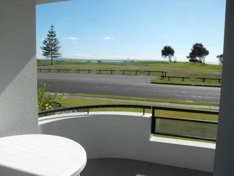 Hi Surf Unit 2, 92 Head Street, Forster - Dalby Accommodation 0