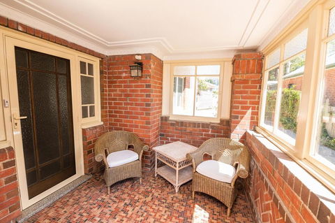 Hillside Cottage  Comfy, Spacious, Walk To CBD & Stannies - Dalby Accommodation 2