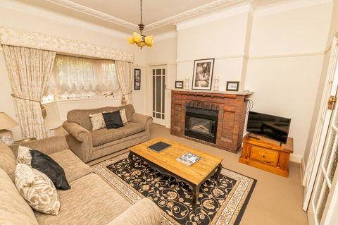 Hillside Cottage  Comfy, Spacious, Walk To CBD & Stannies - Dalby Accommodation 1