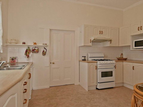 Hollyoak Cottage - Delightful, Ducks And Doileys! - Dalby Accommodation 1