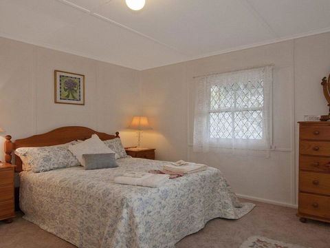 Hollyoak Cottage - Delightful, Ducks And Doileys! - Dalby Accommodation 3